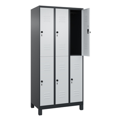 C+P Kleiderspind Classic PLUS 900 x 1.950 x 500 mm (B x H x T) 3 Abteile Stahl Farbe der Front: lichtgrau Farbe des Korpus: schwarzgrau