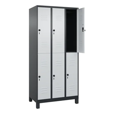 C+P Kleiderspind Classic PLUS 900 x 1.950 x 500 mm (B x H x T) 3 Abteile Stahl Farbe der Front: lichtgrau Farbe des Korpus: schwarzgrau